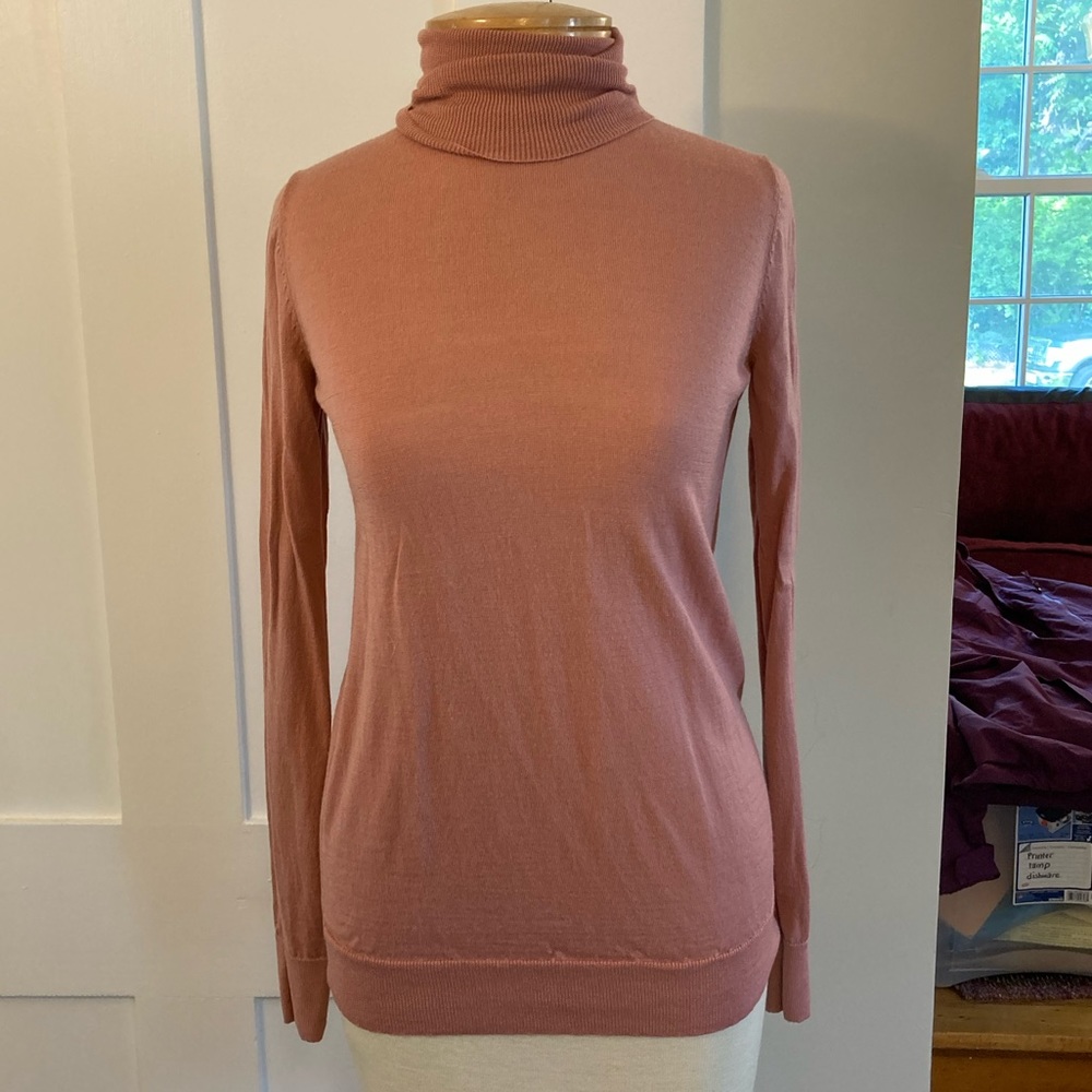Uniqlo Fine Wool Turtleneck in Pink, Size Medium